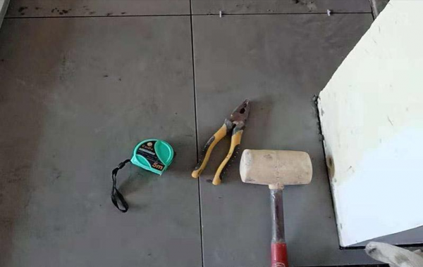 瓷砖脱落最简单修补方法有哪些视频(瓷砖脱落最简单修补方法有哪些视频教学)