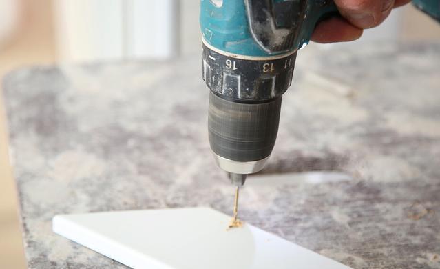 瓷砖墙打孔后怎么修复视频教程(瓷砖墙打孔后怎么修复视频教程图片)